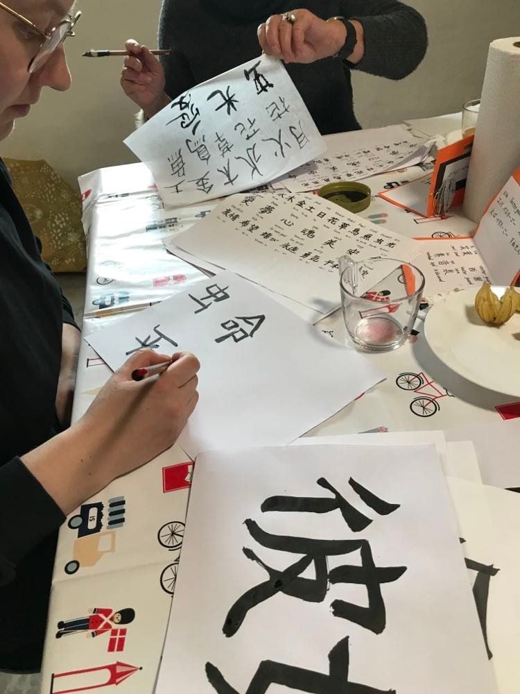 De øver sig at skrive japansk